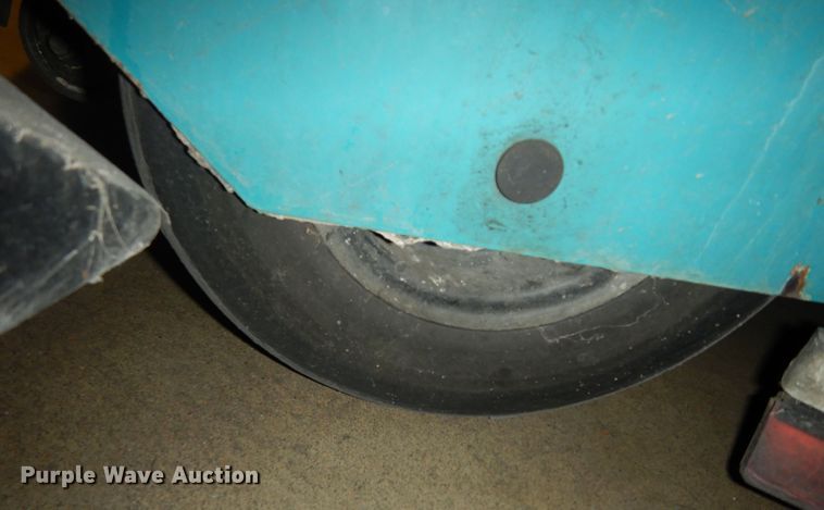 image for item DI6784 Tennant 7200  floor sweeper