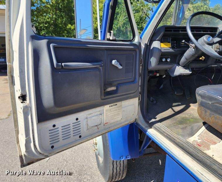 image for item DL6708 1993 Ford F700  de-icer truck
