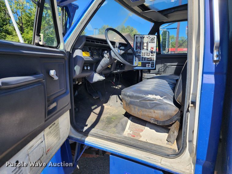 image for item DL6708 1993 Ford F700  de-icer truck