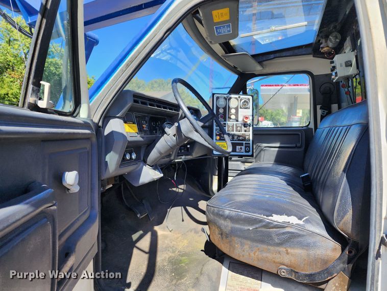 image for item DL6708 1993 Ford F700  de-icer truck