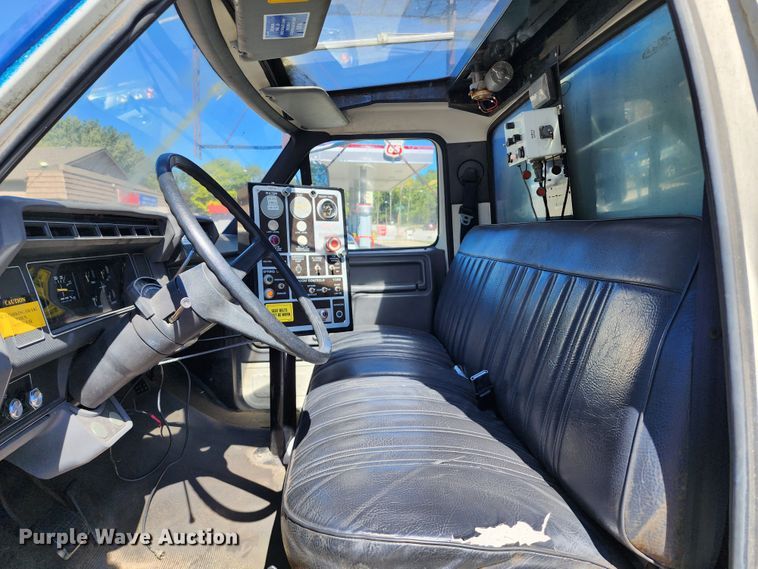 image for item DL6708 1993 Ford F700  de-icer truck