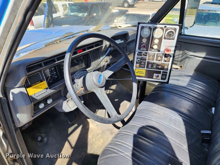 image for item DL6708 1993 Ford F700  de-icer truck