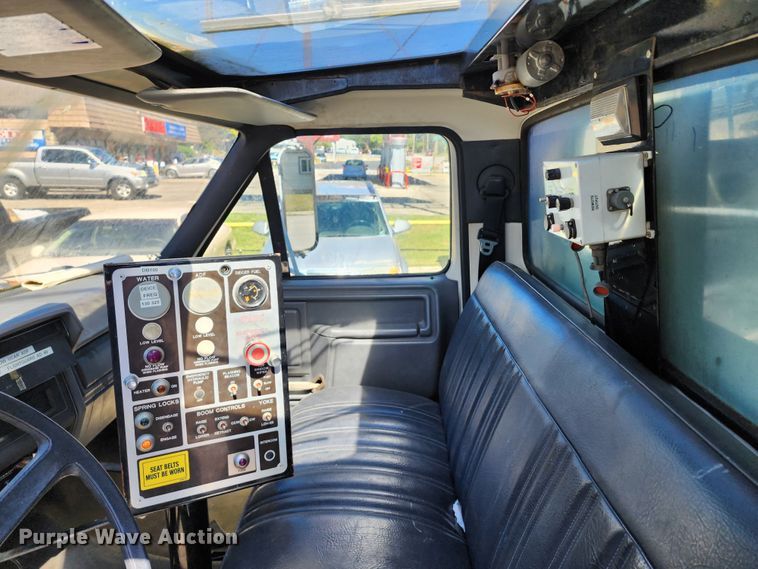 image for item DL6708 1993 Ford F700  de-icer truck