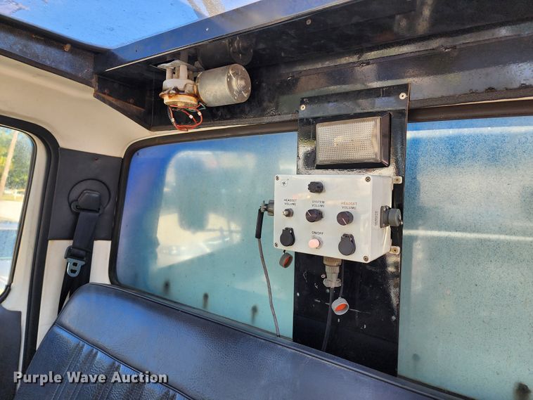 image for item DL6708 1993 Ford F700  de-icer truck