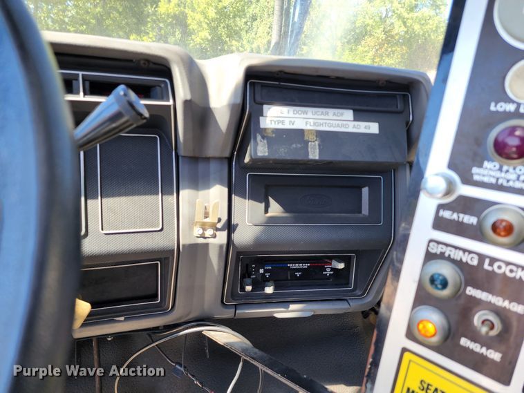 image for item DL6708 1993 Ford F700  de-icer truck