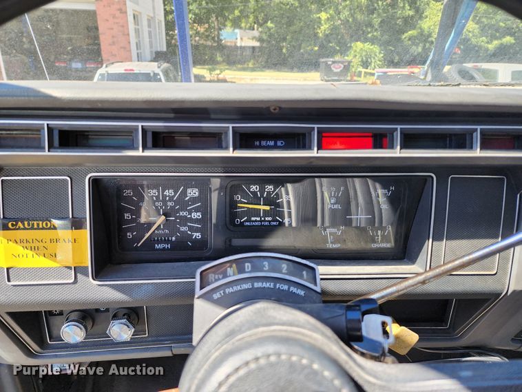 image for item DL6708 1993 Ford F700  de-icer truck