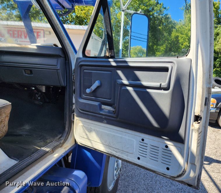 image for item DL6708 1993 Ford F700  de-icer truck