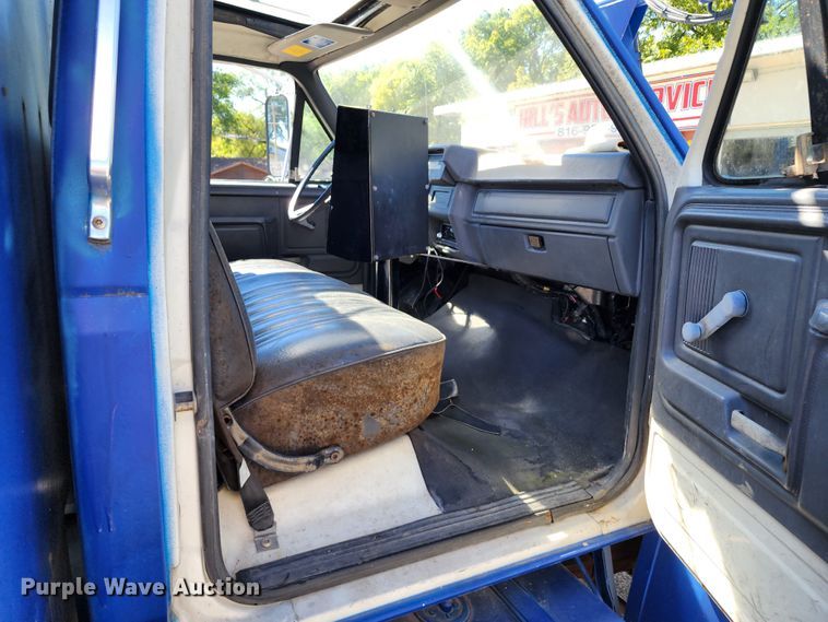 image for item DL6708 1993 Ford F700  de-icer truck