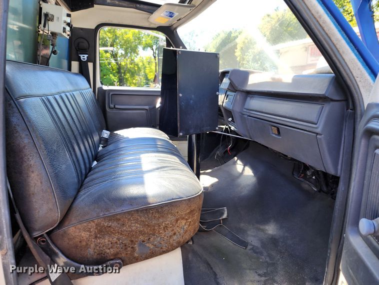 image for item DL6708 1993 Ford F700  de-icer truck
