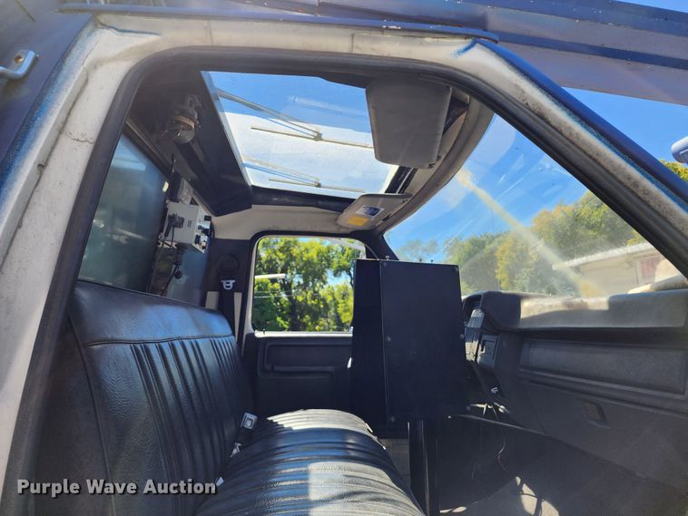 image for item DL6708 1993 Ford F700  de-icer truck