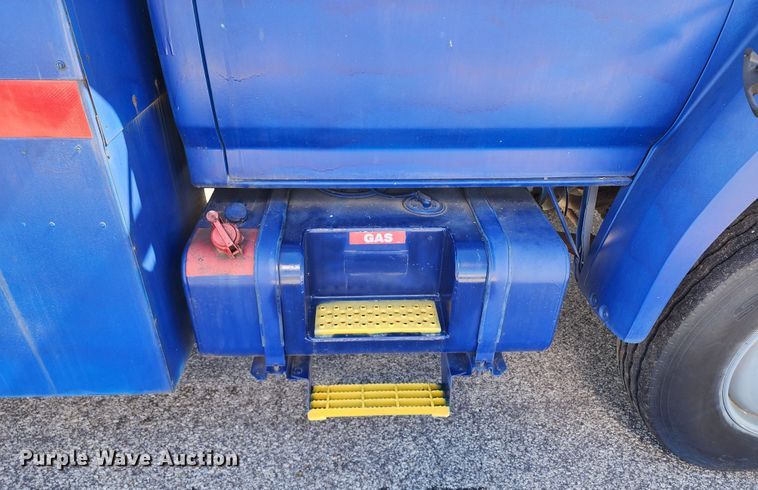 image for item DL6708 1993 Ford F700  de-icer truck