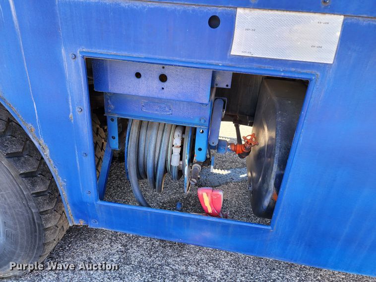 image for item DL6708 1993 Ford F700  de-icer truck