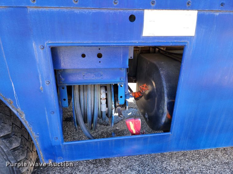 image for item DL6708 1993 Ford F700  de-icer truck