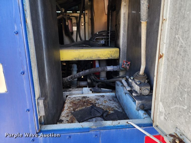 image for item DL6708 1993 Ford F700  de-icer truck