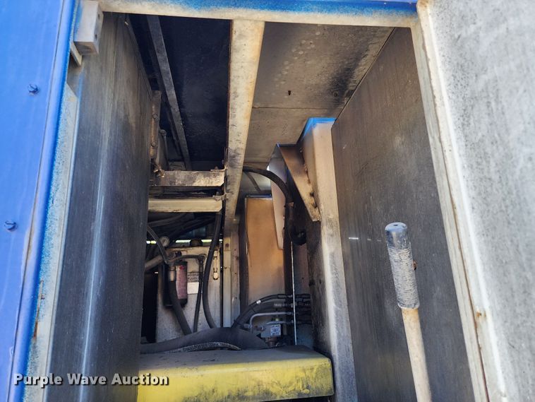 image for item DL6708 1993 Ford F700  de-icer truck