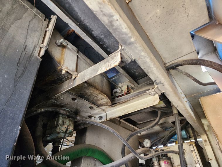 image for item DL6708 1993 Ford F700  de-icer truck