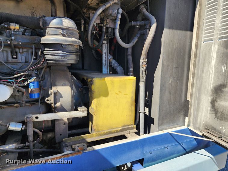 image for item DL6708 1993 Ford F700  de-icer truck