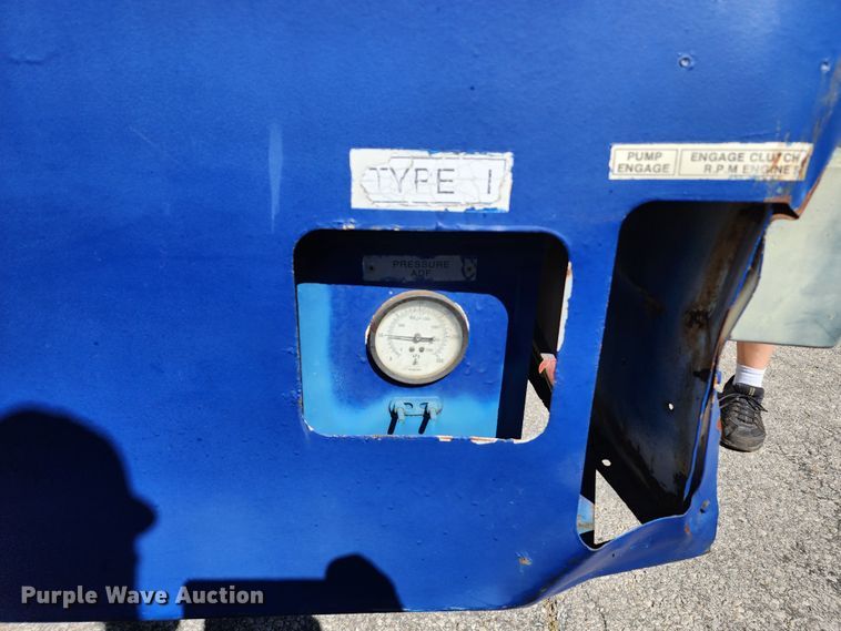 image for item DL6708 1993 Ford F700  de-icer truck