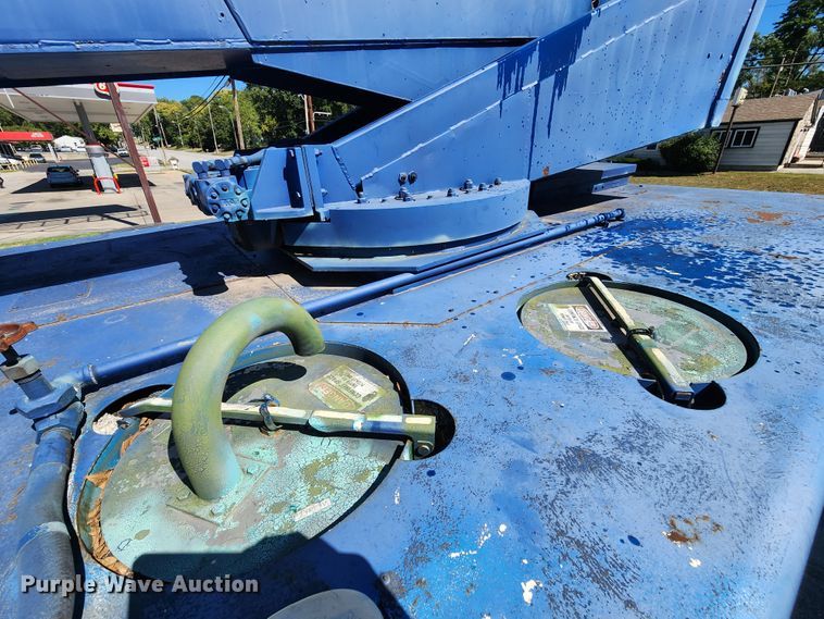 image for item DL6708 1993 Ford F700  de-icer truck