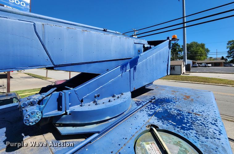 image for item DL6708 1993 Ford F700  de-icer truck