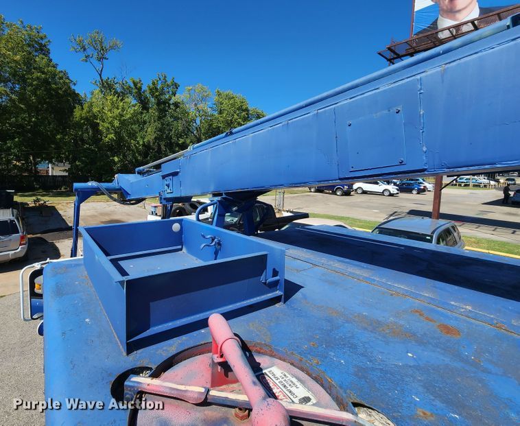 image for item DL6708 1993 Ford F700  de-icer truck