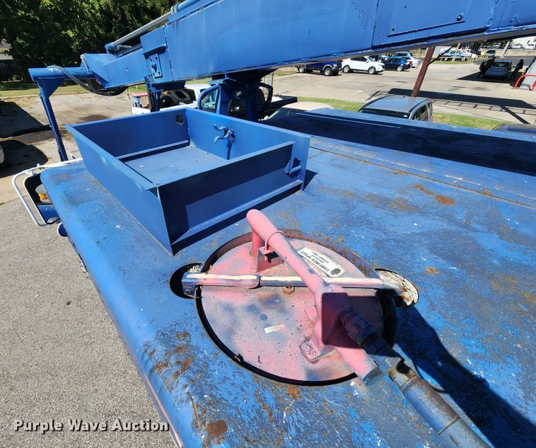 image for item DL6708 1993 Ford F700  de-icer truck