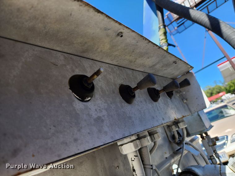 image for item DL6708 1993 Ford F700  de-icer truck