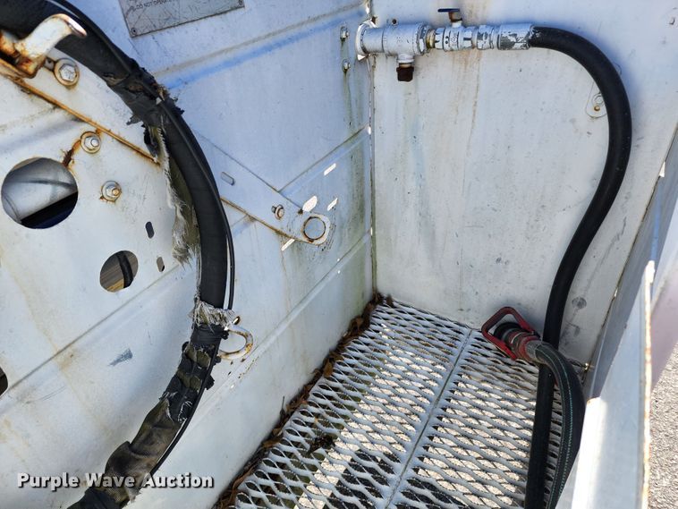 image for item DL6708 1993 Ford F700  de-icer truck