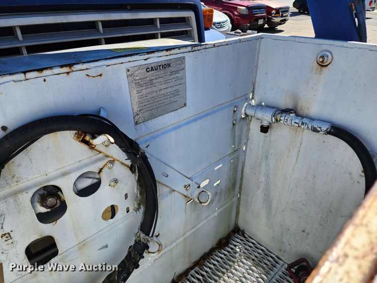 image for item DL6708 1993 Ford F700  de-icer truck