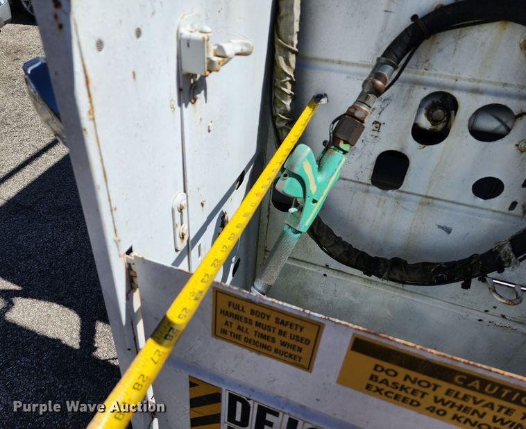 image for item DL6708 1993 Ford F700  de-icer truck