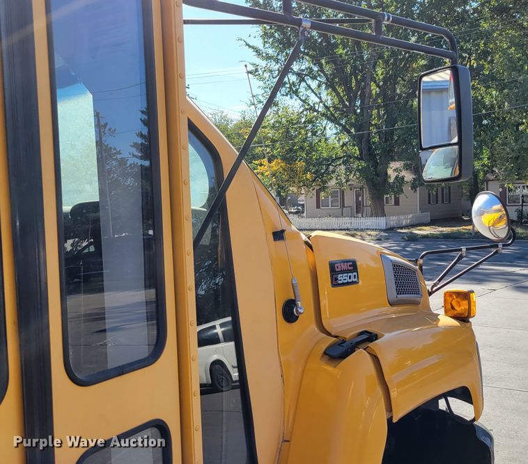 image for item DM8072 2004 GMC C5500  school bus