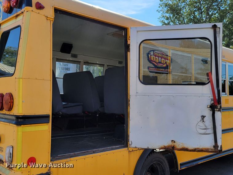 image for item DM8072 2004 GMC C5500  school bus