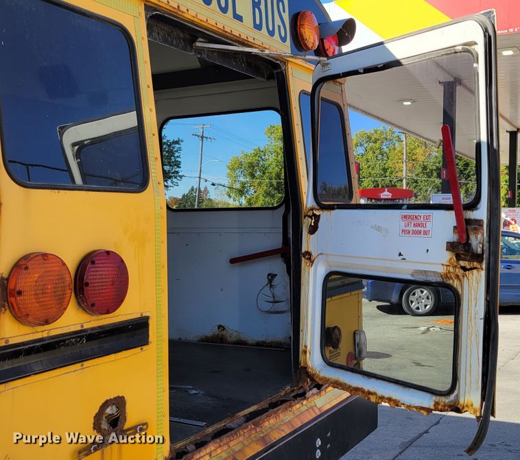 image for item DM8072 2004 GMC C5500  school bus
