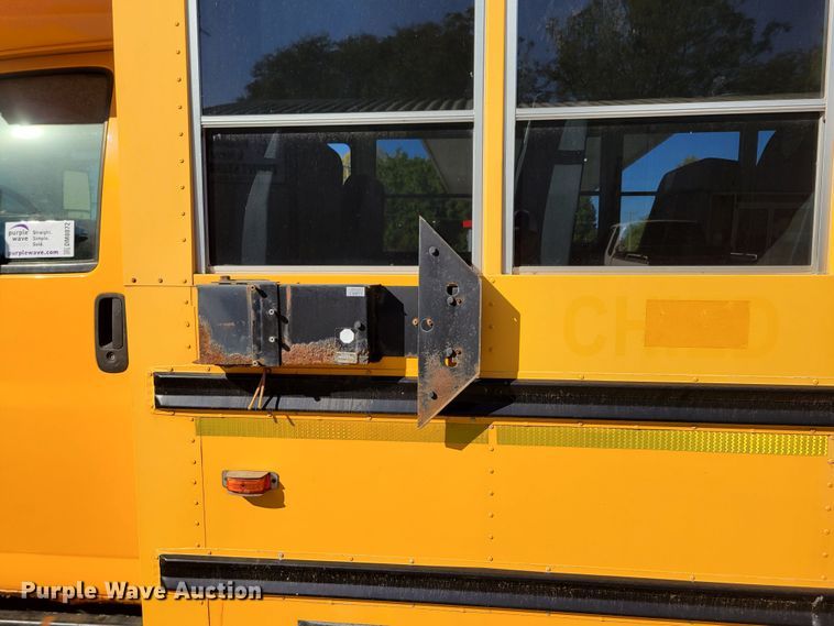 image for item DM8072 2004 GMC C5500  school bus