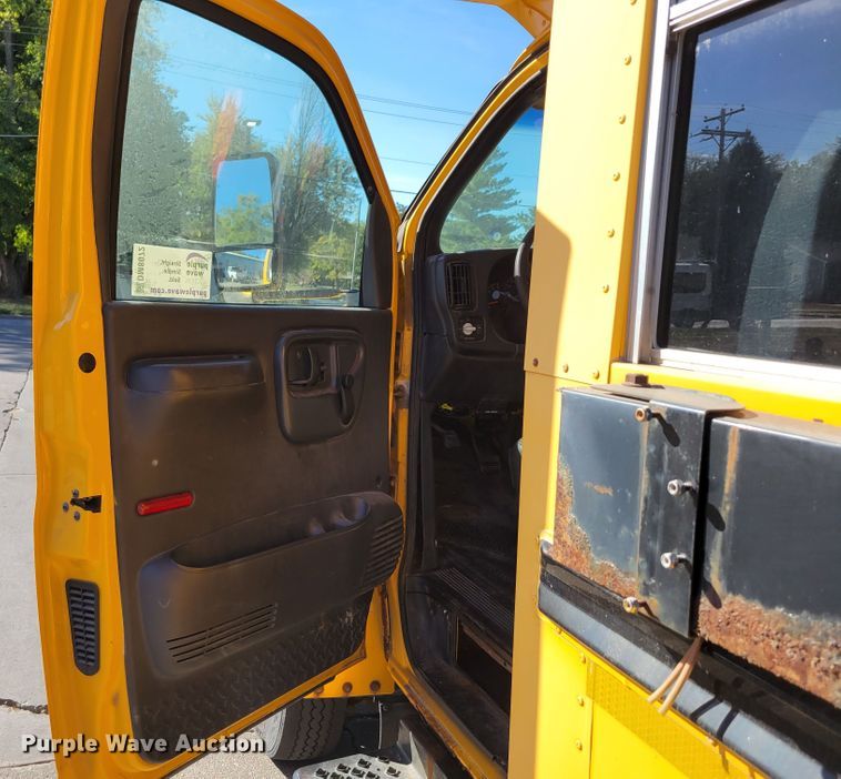image for item DM8072 2004 GMC C5500  school bus