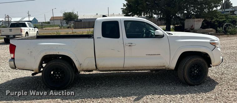 image for item DM8260 2017 Toyota Tacoma  Access Cab pickup truck