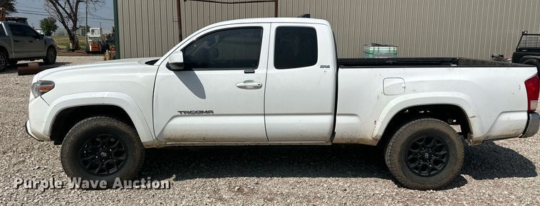 image for item DM8260 2017 Toyota Tacoma  Access Cab pickup truck