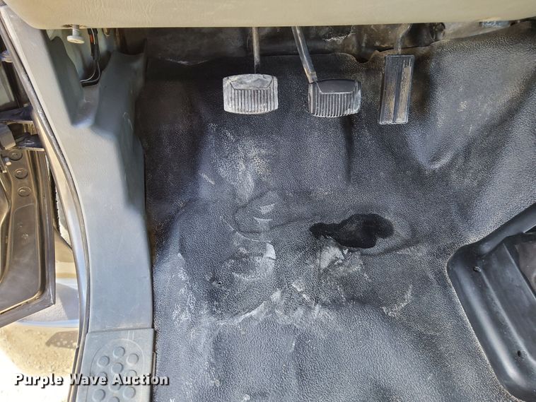 image for item DN6890 2004 Ford F650 Super Duty  flatbed truck