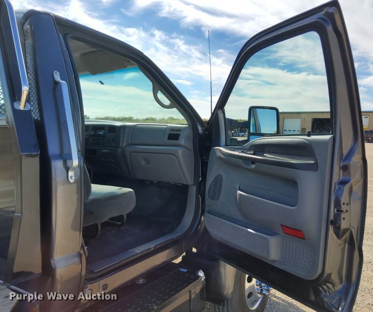 image for item DN6890 2004 Ford F650 Super Duty  flatbed truck