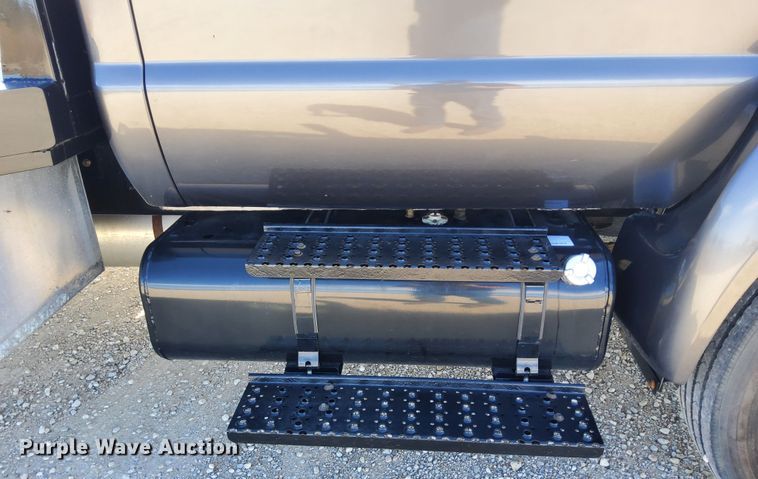 image for item DN6890 2004 Ford F650 Super Duty  flatbed truck