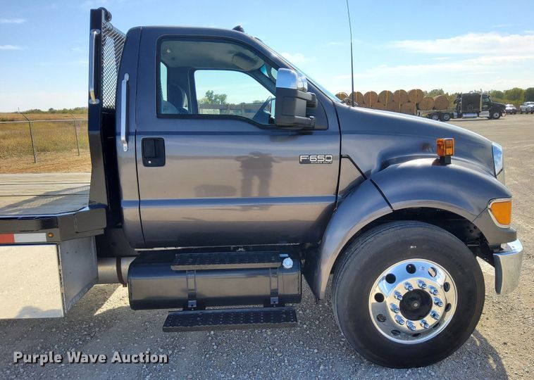 image for item DN6890 2004 Ford F650 Super Duty  flatbed truck