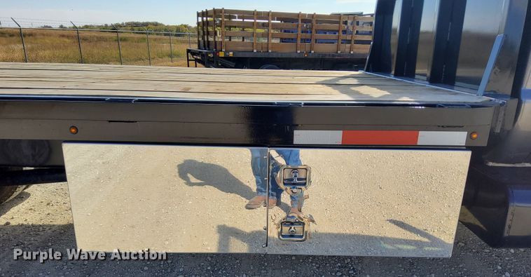 image for item DN6890 2004 Ford F650 Super Duty  flatbed truck