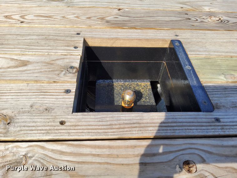 image for item DN6890 2004 Ford F650 Super Duty  flatbed truck