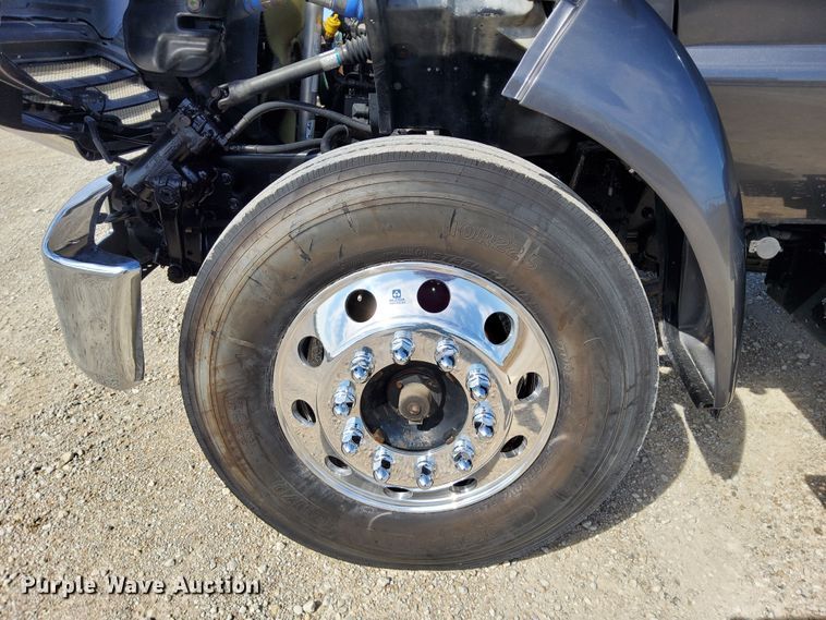 image for item DN6890 2004 Ford F650 Super Duty  flatbed truck