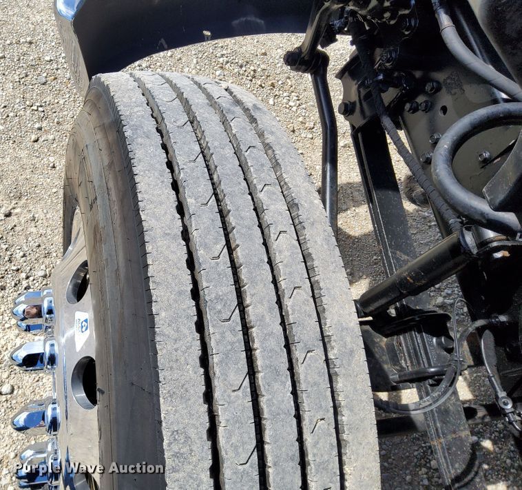 image for item DN6890 2004 Ford F650 Super Duty  flatbed truck