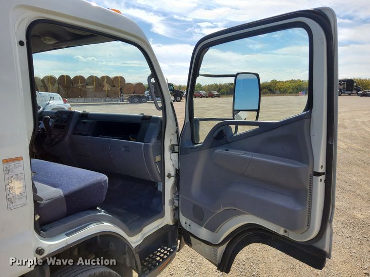 image for item DN6891 2006 Mitsubishi FUSO  flatbed truck