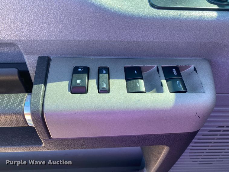 image for item DN8018 2016 Ford F550 Super Duty  Crew Cab truck cab and chassis