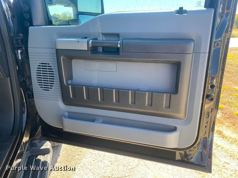 image for item DN8018 2016 Ford F550 Super Duty  Crew Cab truck cab and chassis