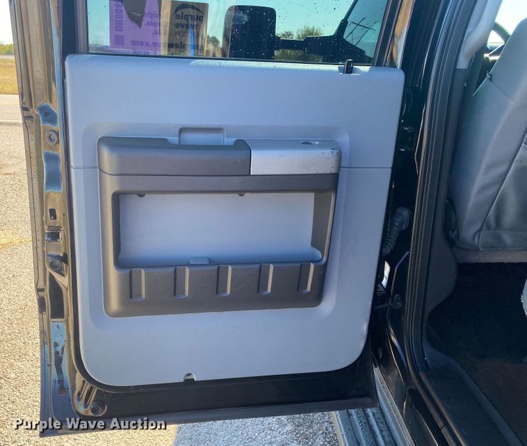 image for item DN8018 2016 Ford F550 Super Duty  Crew Cab truck cab and chassis