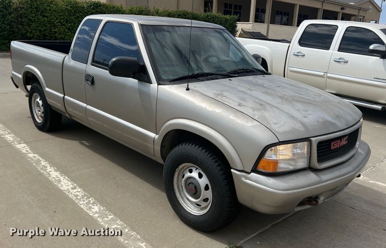 image for item DO8749 2002 GMC Sonoma  Ext. Cab pickup truck